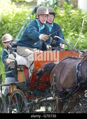 Il Duca di Edimburgo gareggia con la squadra di pony Fell della regina nel Land Rover International Driving Grand Prix al Royal Windsor Horse Show. Foto Stock