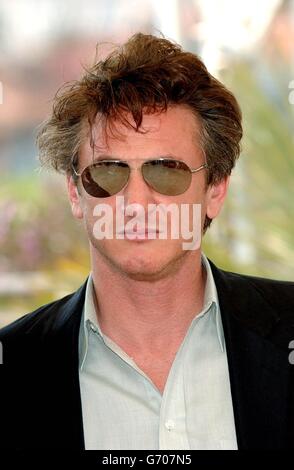 Attore Sean Penn durante una fotocellula per il suo nuovo film 'l'assassinio di Richard Nixon', al Riveria Terrance nel Palais du Festival, come parte del 57esimo Festival annuale del Cinema di Cannes in Francia. Foto Stock