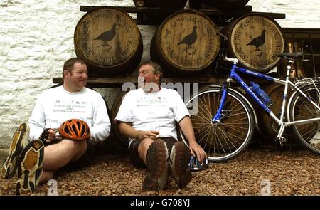 Gli ufficiali del CID Grant Wilson (a sinistra) e Scott Mackay alla fine del loro giro in bicicletta di beneficenza di 1,500 miglia di un mese presso la famosa Grouse Experience a Crieff. I detective della principale unità investigativa di Lothian e Borders hanno visitato tutte e 93 le distillerie di whisky in Scozia per raccogliere fondi per la Sick Kids Friends Foundation, pedalando per 60 miglia al giorno. Foto Stock