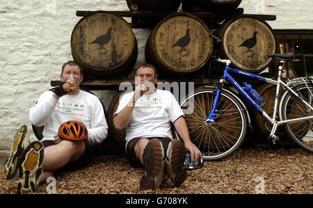 Gli ufficiali del CID Grant Wilson (a sinistra) e Scott Mackay alla fine del loro giro in bicicletta di beneficenza di 1,500 miglia di un mese presso la famosa Grouse Experience a Crieff. I detective della principale unità investigativa di Lothian e Borders hanno visitato tutte e 93 le distillerie di whisky in Scozia per raccogliere fondi per la Sick Kids Friends Foundation, pedalando per 60 miglia al giorno. Foto Stock