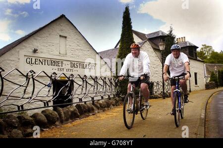 Gli ufficiali della CID Grant Wilson (a sinistra) e Scott Mackay terminano il loro giro in bicicletta di beneficenza di 1,500 miglia di mese alla famosa Grouse Experience di Crieff. I detective della più importante unità investigativa Lothian e Borders hanno visitato tutte le 93 distillerie di whisky in Scozia nel loro tentativo di raccogliere soldi per la Fondazione ammalati Kids Friends, pedalando 60 miglia al giorno. Foto Stock