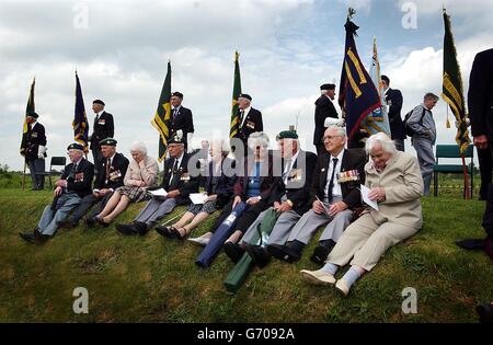 I membri della Burma Star Association aspettano in un Memorial Grove al National Memorial Arboretum, vicino Alrewas nello Staffordshire. I veterani erano tra più di mille che hanno partecipato alla dedicazione e al servizio di commemorazione di oggi alla presenza della contessa Mountbatten di Birmania. Foto Stock