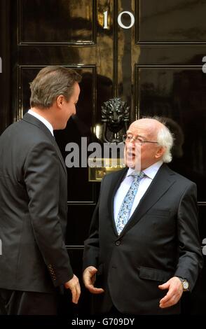 Il primo ministro David Cameron dà il benvenuto al presidente della Repubblica d'Irlanda Michael D Higgins a Downing Street durante la sua visita di stato nel Regno Unito, nel centro di Westminster a Londra. Foto Stock