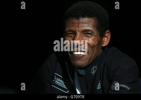 Atletica - Virgin London Marathon 2014 - Haile Gebrselassie Press Conference - Tower Bridge. Haile Gebrselassie si pone per i media durante una conferenza stampa a Tower Bridge, Londra. Foto Stock