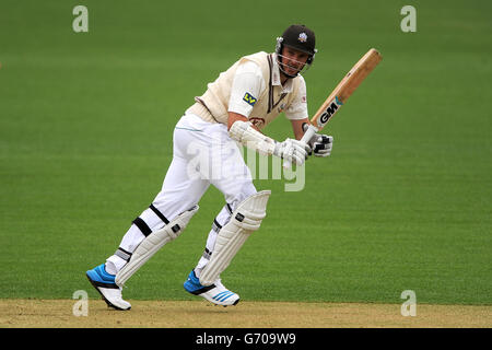 Cricket - LV= Campionato della contea - Divisione due - giorno uno - Surrey v Glamorgan - Kia Oval. Il capitano di Surrey Graeme Smith in azione Foto Stock