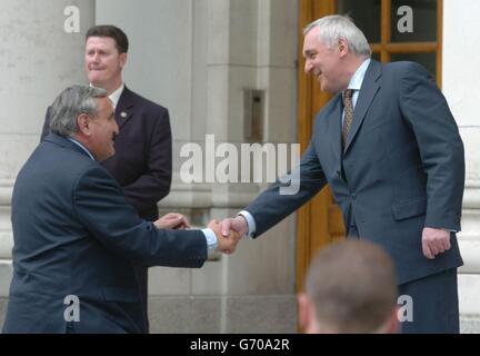 Il primo ministro francese Jean-Pierre Raffarin (a sinistra) è accolto da Taoiseach, Bertie Ahern, negli edifici governativi di Dublino, Irlanda, in occasione della sua visita in occasione della presidenza irlandese dell'UE. Foto Stock