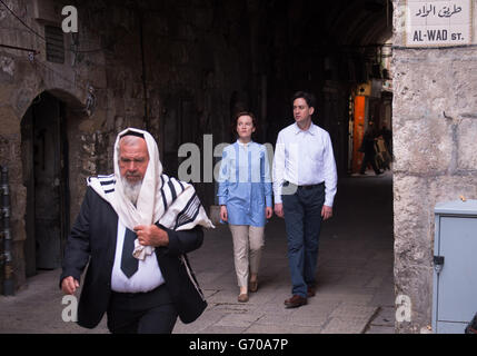 Il leader del lavoro ed Miliband e sua moglie Justine sono mostrati intorno alla Città Vecchia di Gerusalemme, Israele. Foto Stock
