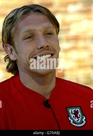 Il Craig Bellamy del Galles, durante il lancio del nuovo kit Kappa al Carden Park Hotel, vicino a Wrexham. Il Galles indosserà la nuova divisa giocando la sua amichevole internazionale contro la Norvegia a Oslo giovedì e il Canada a Wrexham domenica. Foto Stock