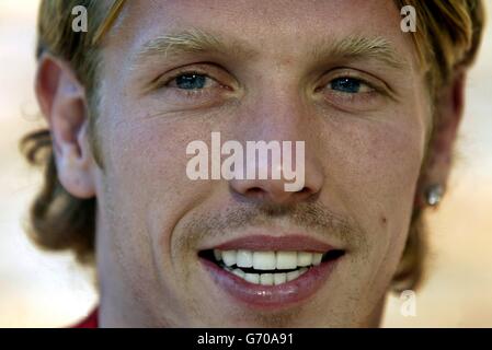 Il Craig Bellamy del Galles, durante il lancio del nuovo kit Kappa al Carden Park Hotel, vicino a Wrexham. Il Galles indosserà la nuova divisa giocando la sua amichevole internazionale contro la Norvegia a Oslo giovedì e il Canada a Wrexham domenica. Foto Stock