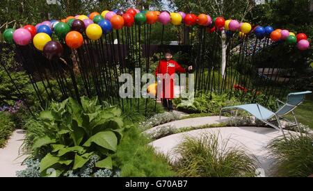Il pensionato di Chelsea Stan Kendrick, 92 anni, guarda ad un giardino chiamato 'UN Eden suburbano colorato' da Diarmuid Gavin al Chelsea Flower Show di Londra. Circa 600 espositori partecipano alla fiera di questa settimana con 105 esposizioni floreali, 40 giardini e 15 esposizioni educative contendendo per le medaglie.circa 157,000 persone - capienza massima per lo showground - sono previste riempire il luogo di 11-acro da martedì a venerdì nell'anno 200th anniversario della società orticola reale (RHS). Foto Stock