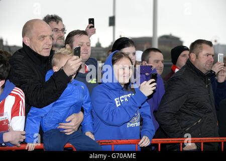 Calcio - Barclays Premier League - Sunderland / Everton - Stadio della luce. I fan di Everton aspettano la squadra fuori dallo Stadio delle luci Foto Stock