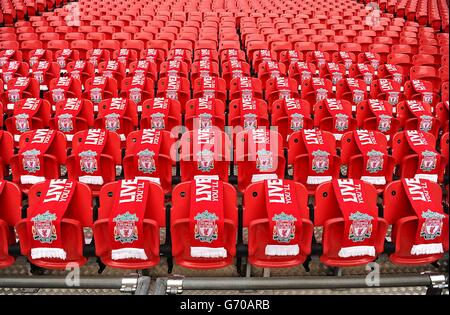 Una visione generale dei 96 posti a sedere sono stati lasciati vuoti come tributo ai 96 tifosi di Liverpool che hanno perso la vita nel disastro di Hillsborough, sono visti prima della partita di semi-finale della fa Cup al Wembley Stadium, Londra. Foto Stock