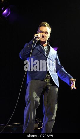 USO EDITORIALE. Morrissey si esibisce sul palco durante un concerto unico per promuovere il suo nuovo album, You are The Quarry, presso la Manchester Evening News Arena di Manchester. Foto Stock