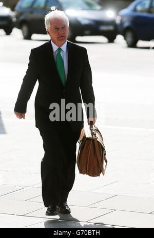 Sean Fitzpatrick, ex presidente e amministratore delegato di Anglo Irish Bank, arriva alla Corte penale di Dublino, durante il processo degli ex dirigenti della Anglo Irish Bank. Foto Stock