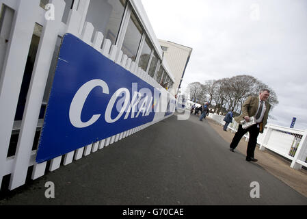 Corse ippiche - Coral Scottish Grand National - Day One - Ayr Racecourse. Segnaletica corallina intorno all'ippodromo di Ayr. Foto Stock