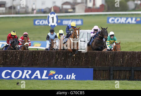 Cavalli in azione durante l'Hillhouse Quarry handicap Steeple Chase (Classe 2) durante il giorno uno del Coral Scottish Grand National, Ayr Racecourse. Foto Stock