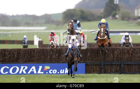 Cavalli in azione durante l'Hillhouse Quarry handicap Steeple Chase (Classe 2) durante il giorno uno del Coral Scottish Grand National, Ayr Racecourse. Foto Stock