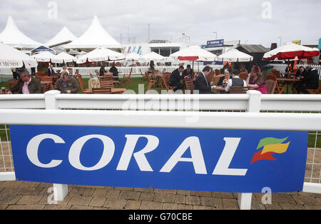 Corse ippiche - Coral Scottish Grand National - Day One - Ayr Racecourse. Segnaletica corallina intorno all'ippodromo di Ayr. Foto Stock