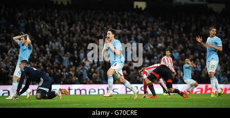 Calcio - Barclays Premier League - Manchester City / Sunderland - Etihad Stadium. Samir Nasri (centro) di Manchester City è stato abbattuto dopo aver perso un'occasione tardiva Foto Stock