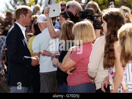 Il Duca di Cambridge incontra la gente del posto durante la sua visita al sobborgo delle Blue Mountains di Wintalee, ad ovest di Sydney, durante l'undicesimo giorno del loro tour ufficiale in Nuova Zelanda e Australia. Foto Stock