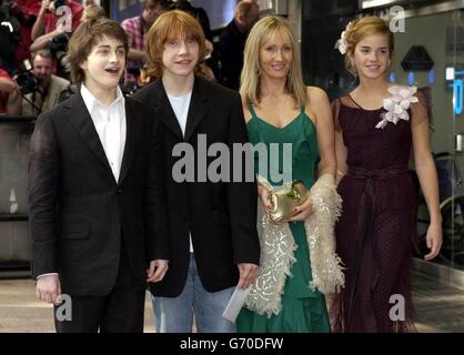 L'autore JK Rowling (centro destra) e le stelle del film Daniel Radcliffe (sinistra), Rupert Grint ed Emma Watson arrivano per la prima inglese di Harry Potter e il prigioniero di Azkaban alla piazza Odeon Leicester nel centro di Londra, Il terzo film della serie di libri dell'autore JK Rowling sul ragazzo mago. Foto Stock