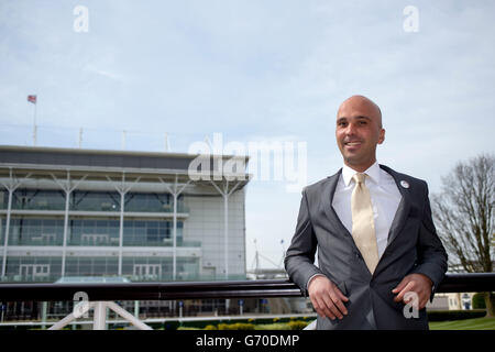 Il Trainer spagnolo Enrique Leon pone per i fotografi come anteprima per il suo cavallo Noozhoh Canarias che si sta correndo alla riunione di Guineas, prima del giorno due del 2014 Craven Meeting presso Newmarket Racecourse, Newmarket. Foto Stock