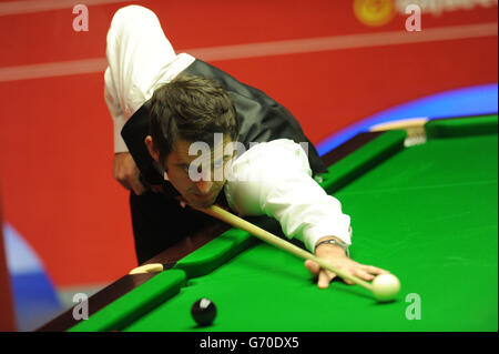 Ronnie o'Sullivan al tavolo nella sua prima partita contro Robin Hull durante il Dafabet World Snooker Championships al Crucible di Sheffield. Foto Stock