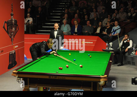 Robin Hull al tavolo nella sua prima partita contro Ronnie o'Sullivan durante il Dafabet World Snooker Championships al Crucible di Sheffield. Foto Stock