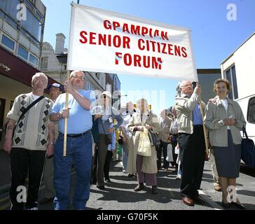 Pensionati che marciano alla National Pensioners Convention (NPC) presso i Winter Gardens di Blackpool. L'NPC chiede che tutti i pensionati ricevano una pensione statale di base di 105 alla settimana, comprese le persone che hanno trascorso un po' di tempo fuori dal lavoro per la cura dei figli e dei parenti, le donne che hanno pagato il timbro delle donne sposate ridotte; e coloro che hanno lavorato solo a tempo parziale o in lavori a basso costo. Foto Stock