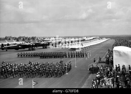 I membri della RAF e della WRAF Band marciano oltre la Regina e il Duca di Edimburgo. La regina, accompagnata dal duca di Edimburgo, ha eseguito la revisione dell'incoronazione della Royal Air Force, presso la RAF Station di Odiham, Hampshire. Con oltre 318 aerei a terra, e con oltre 600 partecipanti a un volo passato, la revisione è stata la più grande sfilata di aeromobili nella storia del servizio. Foto Stock