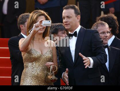 Stella del film Tom Hanks e sua moglie Rita Wilson, arrivano per la prima dei Ladykillers, al Palais de Festival durante il 57° Festival di Cannes in Francia. Foto Stock