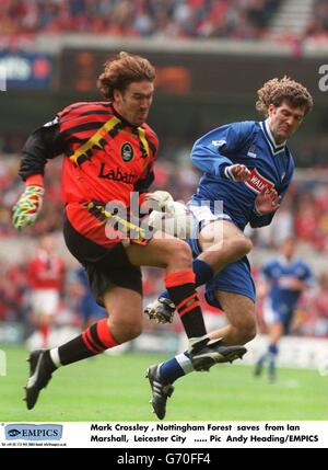 Calcio - Nottingham Forest / Leicester City. Mark Crossley, Nottingham Forest salva da Ian Marshall, Leicester City Foto Stock