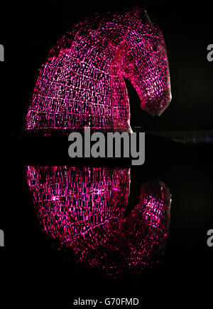 Un test di illuminazione viene effettuato sui Kelpies di Falkirk prima della loro apertura ufficiale al pubblico più tardi questo mese. Foto Stock