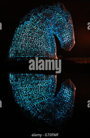 Un test di illuminazione viene effettuato sui Kelpies di Falkirk prima della loro apertura ufficiale al pubblico più tardi questo mese. Foto Stock