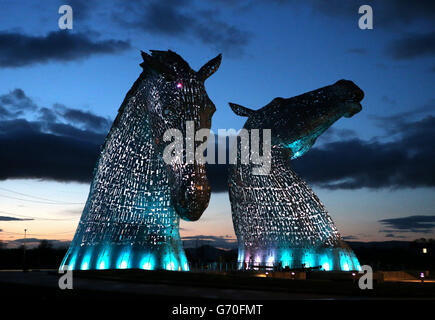 Un test di illuminazione viene effettuato sui Kelpies di Falkirk prima della loro apertura ufficiale al pubblico più tardi questo mese. Foto Stock