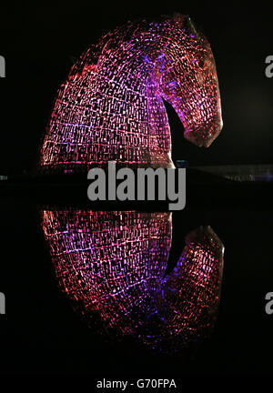 Un test di illuminazione viene effettuato sui Kelpies di Falkirk prima della loro apertura ufficiale al pubblico più tardi questo mese. Foto Stock