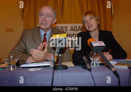 Il Professor William Binchy (a sinistra), Regius Professor of Law al Trinity College di Dublino, e Ivana Bacik, Reid Professor of Criminal Law, al lancio di un avvocato contro la campagna dell'Emendamento contro il referendum sulla cittadinanza, al Buswells Hotel di Dublino. Hanno detto che la proposta di nuove leggi sulla cittadinanza porterà l'Irlanda in un territorio pericoloso, separando la nazione e colpendo i bambini innocenti. Foto Stock