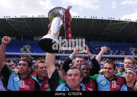 Jason Leonard di Harlequins tiene in palio la Parker Pen Challenge Cup dopo la vittoria contro Montferrand nella finale della Parker Pen Cup allo stadio Madejski, leggendo sabato 22 2004 maggio. Foto Stock