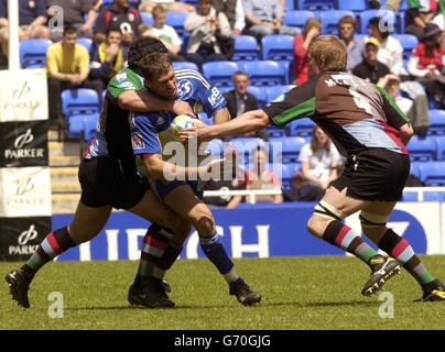 Olivier Magne di Montferrand è spremuto dai giocatori di Harlequins durante la finale della Parker Pen Cup allo stadio di Madejski, leggendo sabato 22 2004 maggio. Foto Stock