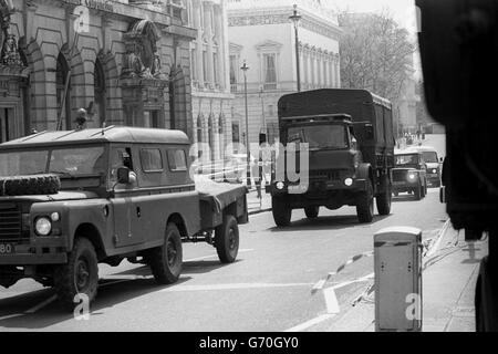 Parte di una squadra di smaltimento della bomba dell'esercito che arrivò all'ex ufficio del popolo libico a St James's Square, Londra, solo poche ore dopo la scadenza dell'immunità diplomatica dell'ufficio di presidenza dopo un assedio di 11 giorni. Foto Stock