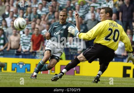 Henrik Larsson di Celtic segna contro Dunfermline durante la finale della Tennent's Scottish Cup ad Hampden Park, Glasgow sabato 22 2004 maggio. Foto Stock