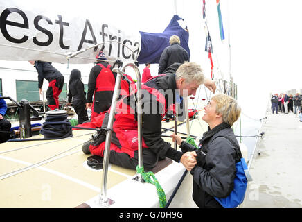 Investe Africa membro dell'equipaggio Peter Sykes (a sinistra) è accolto da Anita Davies (a destra), membro dell'equipaggio Henri Lloyd, poco dopo l'arrivo a San Francisco, USA. PREMERE ASSOCIAZIONE foto. Data immagine: Giovedì 10 aprile 2014. Il credito fotografico dovrebbe essere Josh Edelson/PA Wire Foto Stock