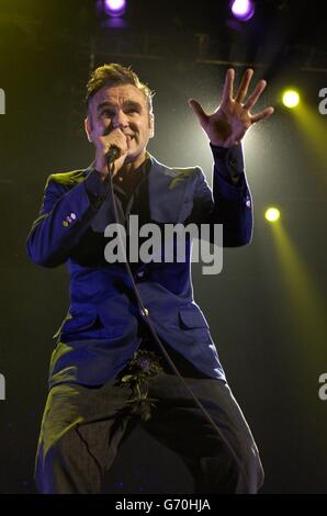 Morrissey si esibisce sul palco durante un concerto unico per promuovere il suo nuovo album, You are The Quarry, presso la Manchester Evening News Arena di Manchester. Foto Stock