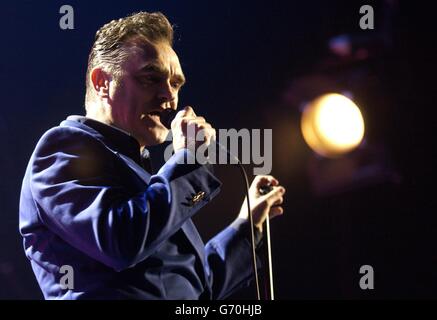 NO MERCHANDISING Morrissey si esibisce sul palco durante un concerto unico per promuovere il suo nuovo album - You are The Quarry - presso la Manchester Evening News Arena di Manchester. Foto Stock