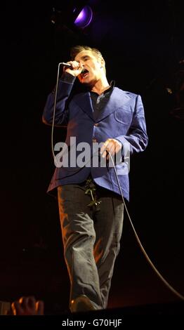 NO MERCHANDISING Morrissey si esibisce sul palco durante un concerto unico per promuovere il suo nuovo album - You are The Quarry - presso la Manchester Evening News Arena di Manchester. Foto Stock