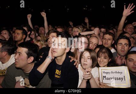 I fan guardano Morrissey esibendosi sul palco durante un concerto unico per promuovere il suo nuovo album, You are the Quarry, alla Manchester Evening News Arena. Foto Stock