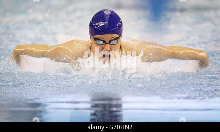 Siobhan-Marie o'Connor compete nei Womans Open 200m IM Heats, durante i Campionati britannici di gas Swimming 2014 al Tollcross International Swimming Center di Glasgow. Foto Stock