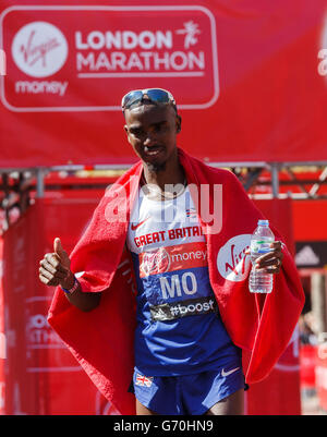 Great Britain's Mo Farah dopo aver terminato in ottava posizione durante la Virgin Money London Marathon on the Mall, Londra. Foto Stock