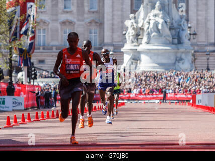 Mo Farah della Gran Bretagna si lamenta quando arriva alla fila per finire 8° nella sua inaugurale Virgin Money London Marathon on on the Mall, Londra. Foto Stock