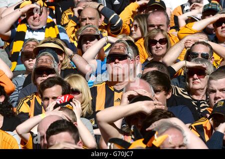 Calcio - fa Cup - Semifinale - Hull City / Sheffield United - Stadio di Wembley. I fan di Hull City negli stand proteggono gli occhi dal sole Foto Stock